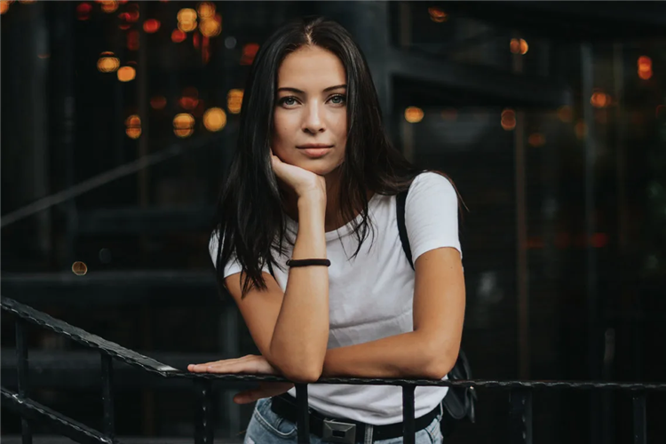 Девушку какую нибудь