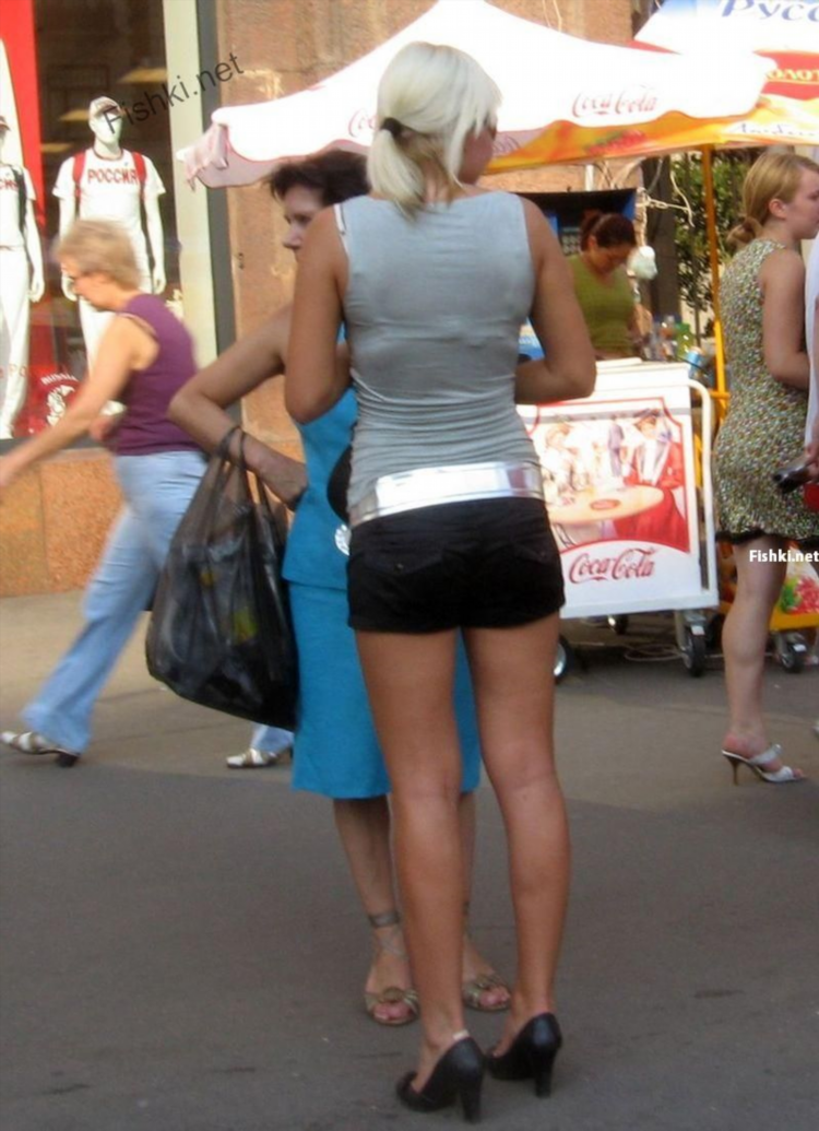 Где много девушек в москве