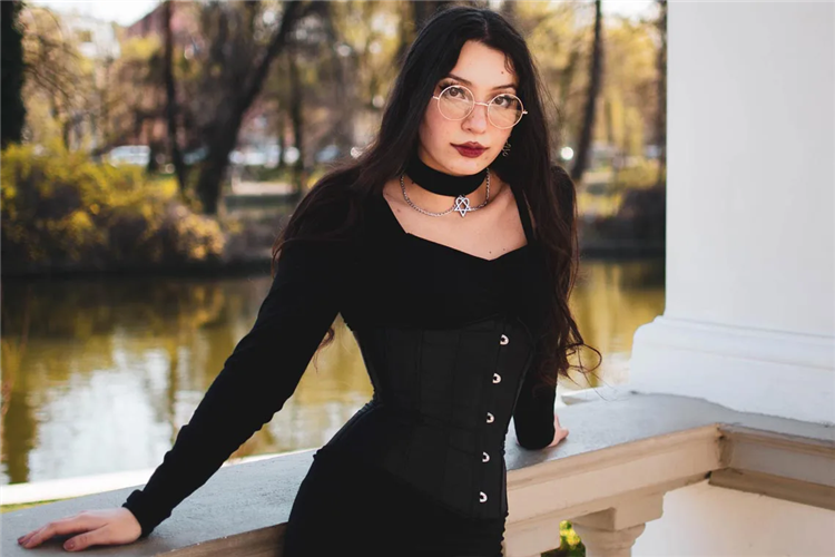 Где найти скромную девушку