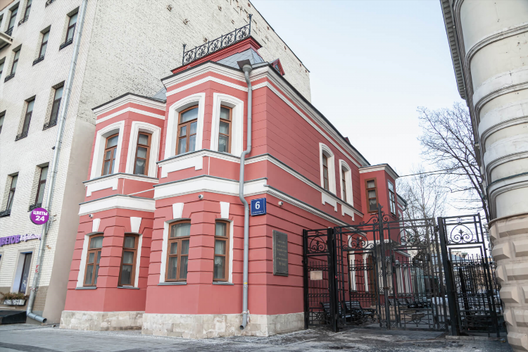 Он ищет ее москва