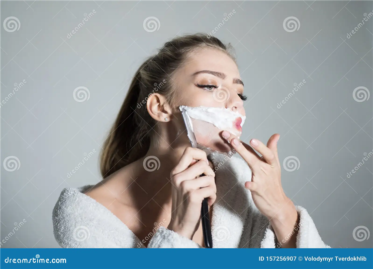 Женщина на лице у мужчины